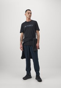 Adidas Terrex MT  - Donji dijelovi trenirke - aurora ink