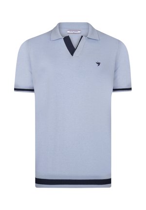 Helles blaues Poloshirt mit einem dunkelblauen Kragen und Ärmeln; verfügt über ein kleines Vogel-Logo auf der linken Brust. Gestrickte Stoffstruktur.