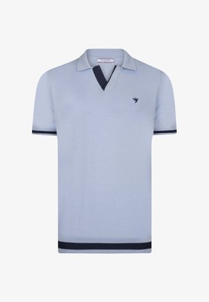 Polo di colore azzurro chiaro con un colletto blu scuro e accenti sulle maniche; presenta un piccolo logo di un uccello sul lato sinistro del petto. Texture in tessuto intrecciato.