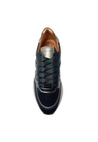 Sneaker nera con tomaia in pelle liscia, lacci in tessuto testurizzato e interno beige imbottito. Dettagli argentati sul tallone e sulla suola.