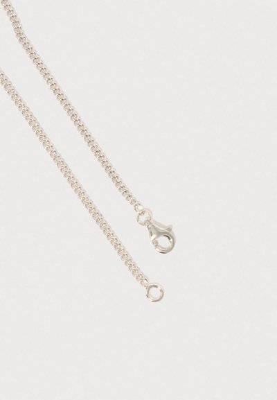 Stříbrný řetízkový náhrdelník s karabinkovým zapínáním a kulatým kroužkem na jednoduchém bílém pozadí.