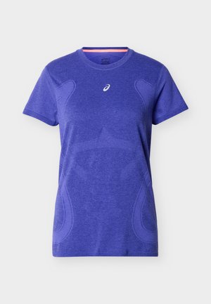 Lilla kortermet treningsskjorte med subtile strukturerte mønstre og en liten hvit Asics-logo sentrert under halsen.