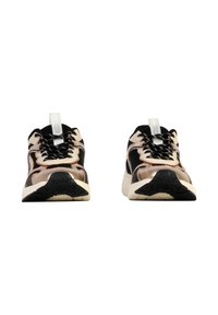 Zapatillas deportivas con parte superior de malla negra y bronce metálico, cordones blancos y suelas de goma con patrones texturizados.