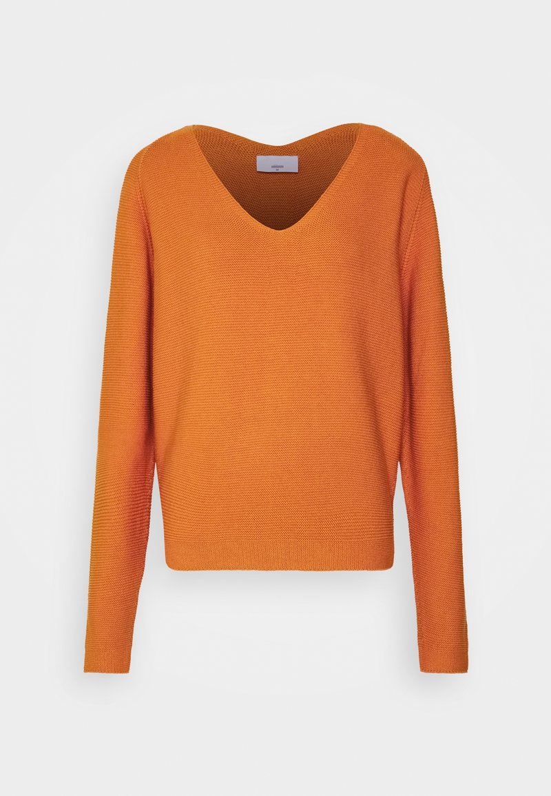 Pull en tricot orange à manches longues, col en V et ourlet droit, présenté sur un fond blanc.