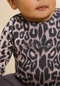 Langærmet skjorte med leopardprint i nuancer af lilla og sort, med ribbet tekstur og broderet brandlogo.