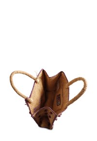 Piccola borsa in juta intrecciata con accenti viola, dotata di due manici intrecciati, apertura superiore e interno texturizzato con cuciture decorative.