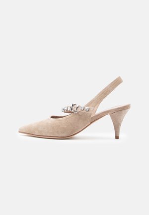 Pantof bej din piele întoarsă, cu toc slingback și vârf ascuțit, curea reglabilă cu accente decorative argintii și toc subțire, elegant.