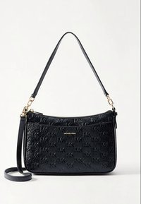 Borsa a mano in pelle nera con motivo logo MK in rilievo, dotata di chiusura a zip e tracolla regolabile, dettagli in metallo tono oro.