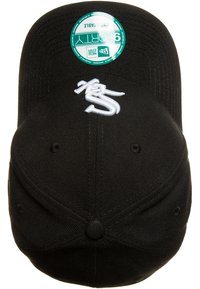 Musta sopiva baseball-lippalakki, jossa on kaareva lippa. Etuosassa valkoinen brodeerattu logo ja päällä vihreä kokoonpanotarra.