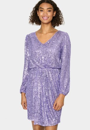Lila Paillettenkleid mit V-Ausschnitt, langen Puffärmel, gedrehtem Taillendesign und knielangem Saum. Der glänzende Stoff verstärkt das visuelle Interesse.