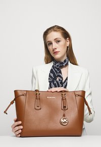 MICHAEL Michael Kors - VOYAGER TOTE - Rokassoma - luggage Miniatūras attēls 1