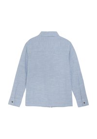 Långärmad skjorta i ljusblått med vita vertikala ränder. Har en krage, knappmanschetter och en rak skärning.