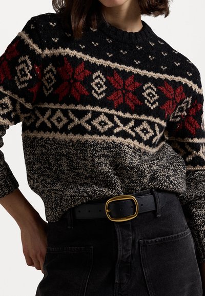 Puloverul tricotat are un corp negru cu benzi modelate în roșu și crem, având desene geometrice și un guler rotund. Este asortat cu pantaloni negri și o curea.