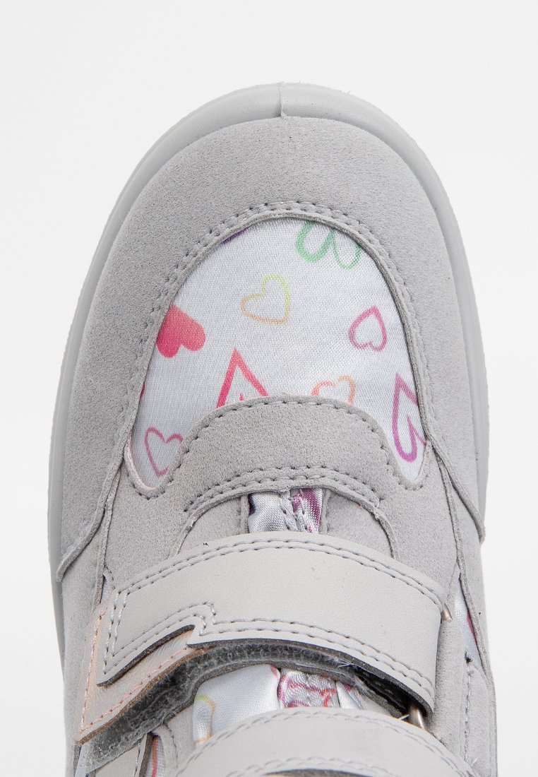 Grau Sportsschuh mit Obermaterial aus Wildleder und Stoff, mit einer Futterung im Herzmuster und einem Klettverschluss zur Sicherung. Gummisohle.