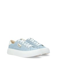 Sneakers in tela azzurro chiaro con suole e lacci in gomma bianca. L'etichetta riporta la scritta "No Name." Punta rotonda, superficie testurizzata e design a profilo basso.