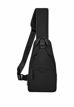 Mochila negra tipo bandolera con correa de hombro acolchada, bolsillo frontal con cremallera y logotipo "Cerruti 1881" en el panel frontal inferior.