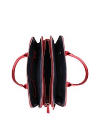 Sac à main en cuir rouge avec trois compartiments, une texture lisse, des poignées robustes et des fermetures éclair argentées. L'intérieur est doublé d'un tissu foncé.