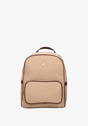 Zaino in tessuto beige con dettagli in pelle marrone, forma rettangolare, tasca frontale con cerniera e logo sul davanti. Due manici superiori.