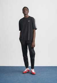 adidas Originals TEE OVERSIZED - Majica kratkih rukava s printom - black