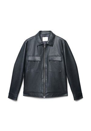 Giacca in pelle nera con cerniera frontale, due tasche sul petto e collo classico. Presenta una texture liscia e una forma strutturata.