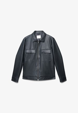 Veste en cuir noir avec une fermeture éclair frontale, deux poches poitrine et un col classique. Présente une texture lisse et une forme structurée.