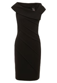 Robe noire ajustée avec un large col plié et des détails de coutures diagonales. Texture lisse, design sans manches, coupe au genou. Marque : DKNY.