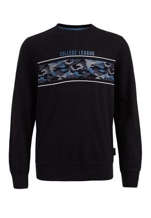 Schwarzer langärmliger Pullover mit blauem und grauem Camouflage-Streifen über der Brust und dem Schriftzug "COLLEGE LEAGUE" oberhalb des Streifens.