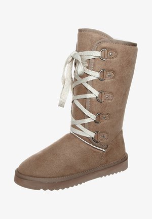 Vysoká hnědá zimní bota z broušené kůže s béžovými křížovými tkaničkami a plochou gumovou podrážkou.