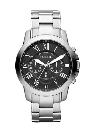 Montre en acier inoxydable argenté avec un cadran noir, des marqueurs en chiffres romains, des sous-cadrans chronographes et un bracelet à maillons poli.