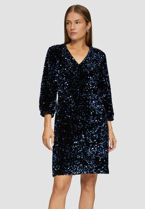 Abito nero coperto di paillettes blu, con scollatura a V, maniche a tre quarti e vestibilità rilassata. Texture liscia con dettagli brillanti.