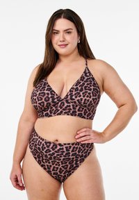 Ensemble de bikini à imprimé léopard comprenant un brassière décolleté avec des bretelles fines et un bas taille haute, fabriqué en tissu lisse et extensible.