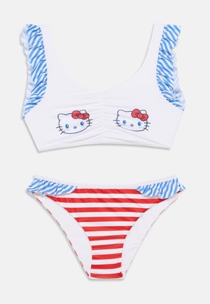 Bikini-Set mit einem weißen Oberteil mit blauen Rüschenstreifen, Katzenmotiv und rot-weiß gestreiften Höschen mit passenden Akzenten.