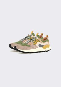 Mehrfarbige Sneakers aus einer Mischung von Wildleder und Mesh-Materialien, kombiniert mit grünen, pinken, grauen und gelben Akzenten sowie einer schwarzen Gummisohle.