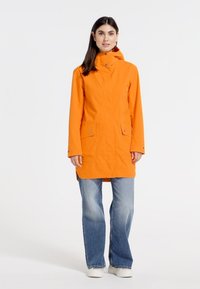 Ljusorange vattentät jacka med huva, två framfickor och tryckknappar. Polyesterfabric, med längd till mitten av låret.