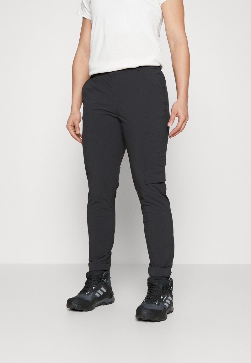 Czarne, dopasowane spodnie wykonane z elastycznego materiału z bocznymi kieszeniami, zestawione z czarnymi butami trekkingowymi z niebieskimi akcentami.