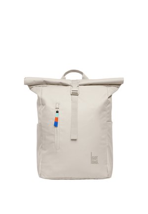 Beige rugzak met oprolbare bovenkant en een voorvak met ritssluiting, voorzien van blauwe, oranje en zwarte trekkers, een bovenhandvat en het "GOT BAG"-logo rechtsonder.