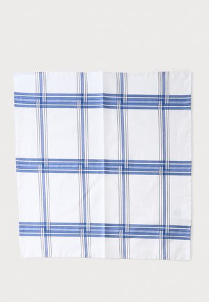 Mouchoir blanc avec un motif à carreaux bleu et noir, plié à plat sur un fond clair.