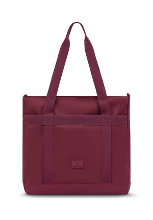 Bolso tote grande rectangular de color granate con dos asas largas y una pequeña etiqueta frontal, sobre un fondo blanco.