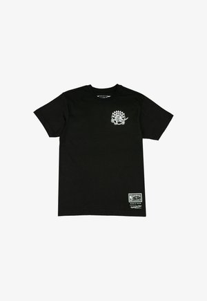 Schwarzes Baumwoll-T-Shirt mit einem Grafikdruck auf der Vorderseite und einem Logoetikett am unteren linken Rand. Klassisches Rundhals-Design.