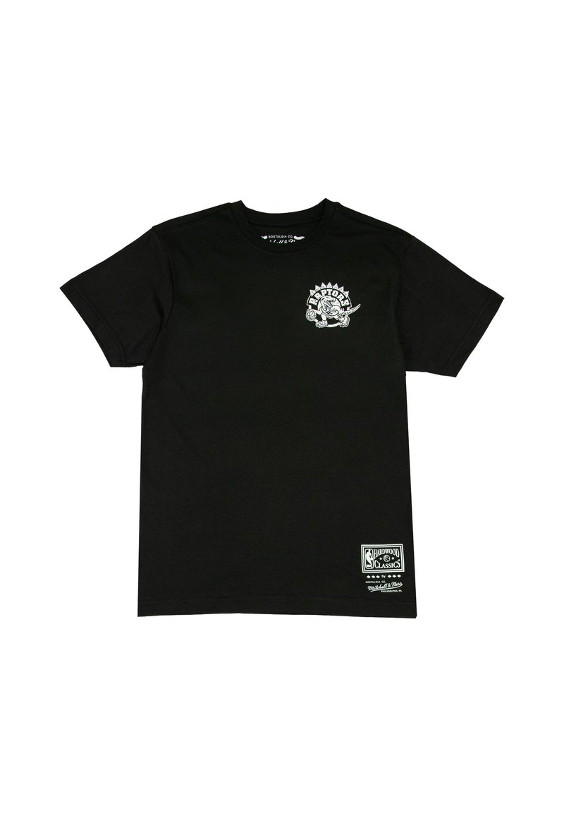 Schwarzes Baumwoll-T-Shirt mit einem Grafikdruck auf der Vorderseite und einem Logoetikett am unteren linken Rand. Klassisches Rundhals-Design.