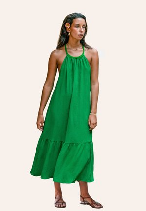 Abito maxi verde con design a scollo all'americana, orlo a strati e tessuto leggero. Include sandali con cinturino marroni. Vestibilità semplice e rilassata.