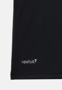 Chemise noire à manches courtes en tissu texturé, avec un logo blanc "VENTUS7" près de l'ourlet. Design épuré sans motifs supplémentaires.