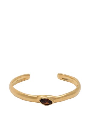 Pulsera brazalete abierta de oro con diseño retorcido que presenta una piedra preciosa marrón oscuro en forma de marquesa en el centro.