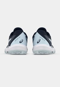 Σκούρα ναυτικά και ανοιχτό μπλε αθλητικά παπούτσια με υφασμένο επάνω μέρος, διαθέτουν λευκές σόλες και μοτίβο λαβής. «GAME FF» τυπωμένο στο πλάι.