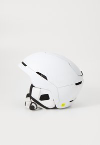 Casco da sci bianco con un design elegante e aerodinamico, aperture di ventilazione, dettagli neri e un'etichetta MIPS per un miglioramento della sicurezza.