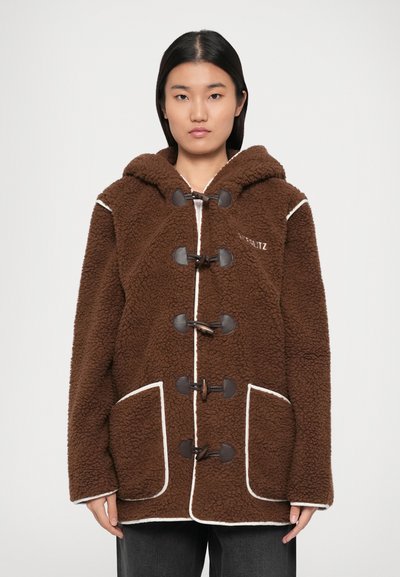 Giacca in pile marrone con cappuccio, dotata di bordature bianche, grandi tasche frontali e chiusure a toggle per un fissaggio sicuro.
