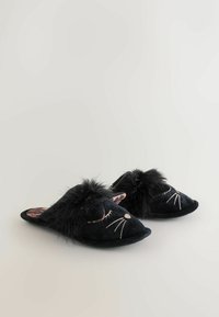 Černé, plyšové pantofle s designem kočičí tváře, které mají vyšívané detaily a akcent v podobě umělé kožešiny na svršku. Tvar s špičatou špicí.