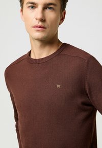 Wrangler REGULAR FIT - Strickpullover - mahogany
