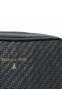 Borsa in tessuto intrecciato nero con superficie testurizzata, caratterizzata da un logo dorato e una cerniera accentuata. Il design include una forma rettangolare elegante.