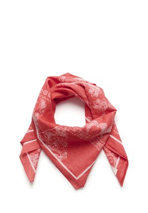 Rode bandana met witte paisley- en bloemmotieven, gevouwen tot een driehoekige vorm op een witte achtergrond.